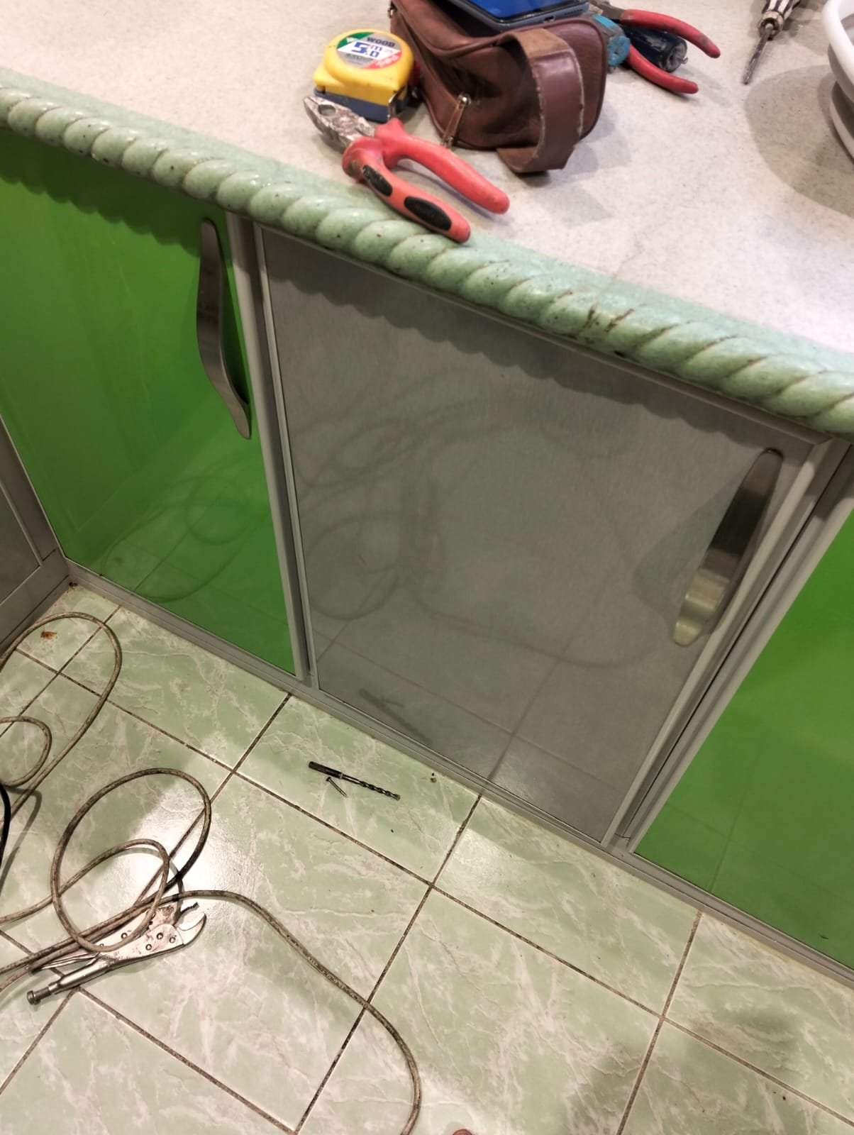 تركيب Soft-close بجدة: تحديث مفصلات وسكك الأدراج لإغلاق ناعم — السعر والعمر الافتراضي وأفضل الأنواع